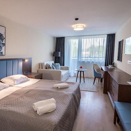 Auksines Kopos Hotel ซเวนตายิ ภายนอก รูปภาพ
